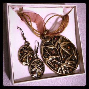 Brand new Necklace and earring Set